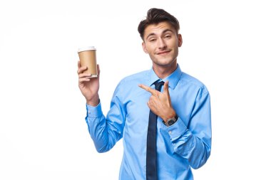 Ofiste çalışan biri kahve fincanı kırar.