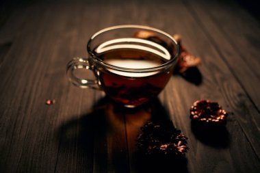 Taze demlenmiş çay, sıcak içecek, sabah kahvaltısı, doğal ürün.