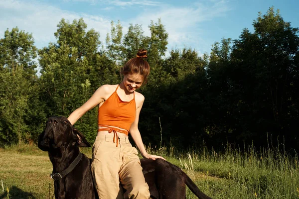 Glad kvinna utomhus med hund och rolig natur — Stockfoto