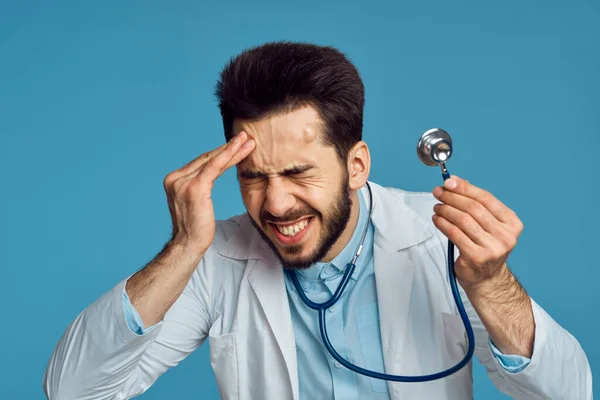 Médico masculino em estetoscópio casaco branco profissional do hospital — Fotografia de Stock