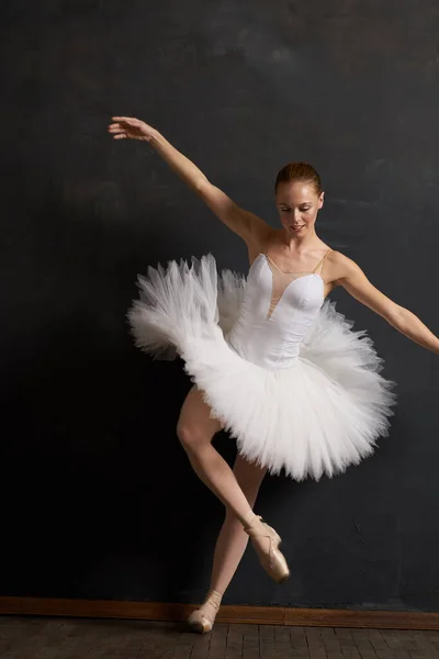 Bailarina danza clásico rendimiento el fondo oscuro —  Fotos de Stock
