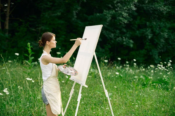 Resim paleti olan kadın ressam doğa hobisi çiziyor. — Stok fotoğraf