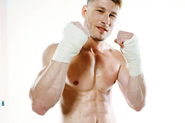 Homem muscular com bandagem braços ginásio boxer — Fotografia de Stock