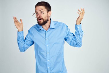 Ofis ışığı arka planında gözlük takan yönetici