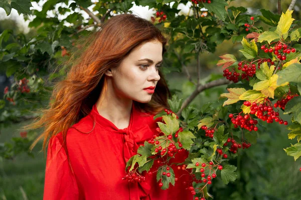 Femme en chemise rouge près de baies de brousse nature été — Photo