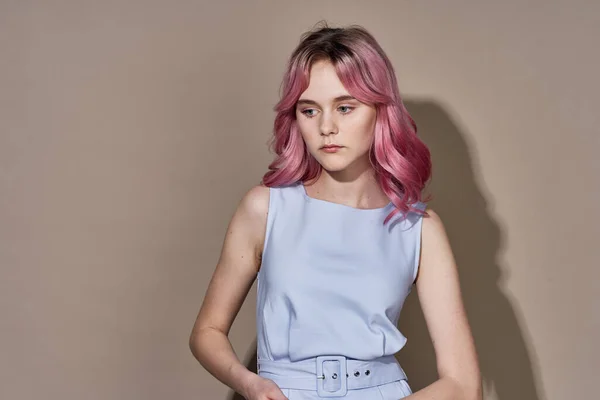 Gyönyörű nő rózsaszín haj dekoráció nyári divat — Stock Fotó