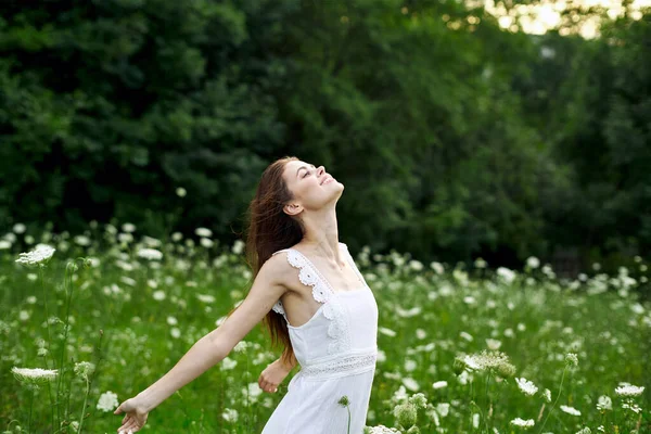 Glad kvinna utomhus blommor frihet sommar natur — Stockfoto