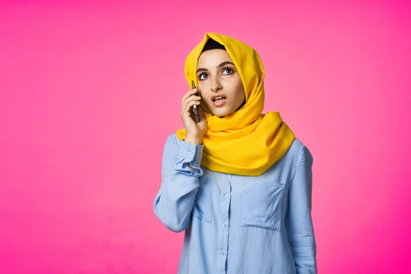Moslim vrouw dragen hijab telefoon communicatie technologie roze achtergrond — Stockfoto