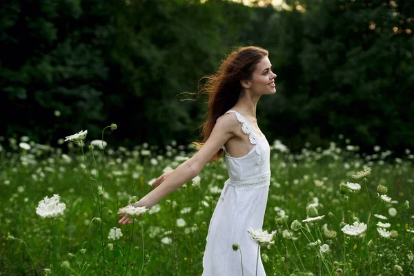 Bella donna in abito bianco campo fiori libertà natura — Foto Stock