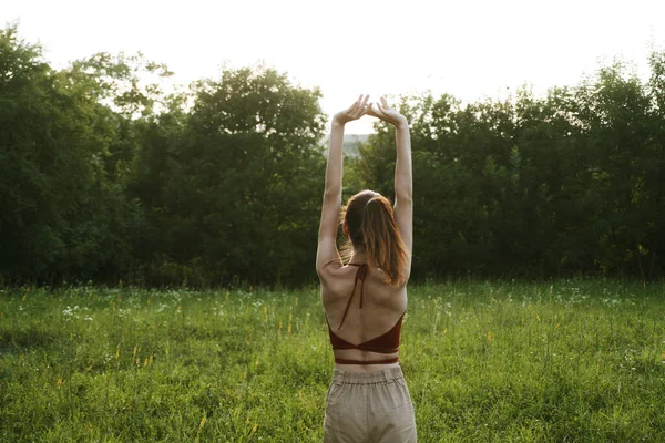 Güzel kadın doğa, temiz hava manzarası.