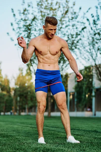 Mannelijke atleet met opgepompt lichaam in parken crossfit workout — Stockfoto