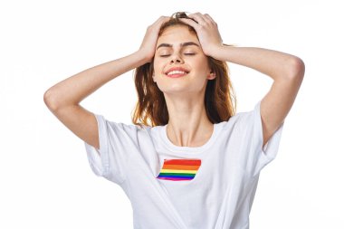 Beyaz tişört giyen kadın lgbt bayrak mucidi topluluğu