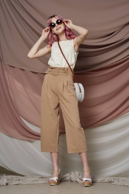 Güzel kadın pembe saç cazibesi lüks modellik yapıyor.