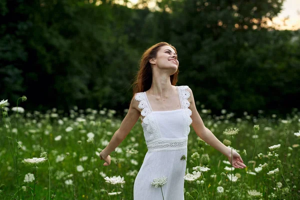 Donna allegra all'aperto fiori libertà estate natura — Foto Stock