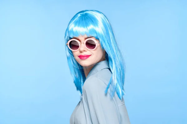 Fröhliche Frau mit Sonnenbrille blaues Perücke Glamour-Modell — Stockfoto