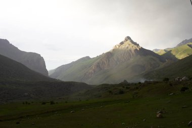 Doğa dağlarda seyahat eder. Temiz hava yaşam tarzı.
