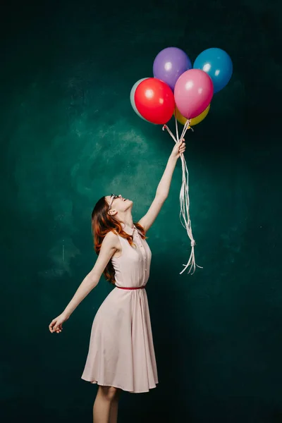 Mujer alegre con globos de colores diversión de vacaciones — Foto de Stock