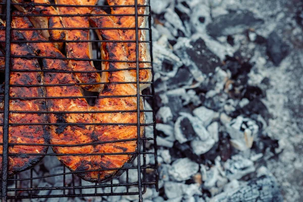 Cozinhar peixe ao ar livre churrasco close-up farinha de carvão — Fotografia de Stock