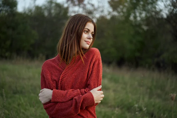 Красивая женщина в красном свитере на открытом воздухе ходить досуг — стоковое фото