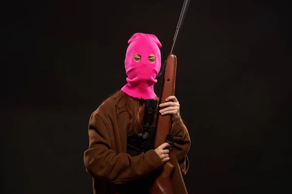 Kobieta z bronią w ręku różowa maska zbrodnia niebezpieczeństwo strzelec — Zdjęcie stockowe