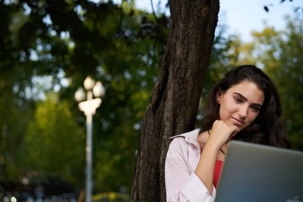 Mujer con portátil estudiante formación Estilo de vida Aire fresco — Foto de Stock