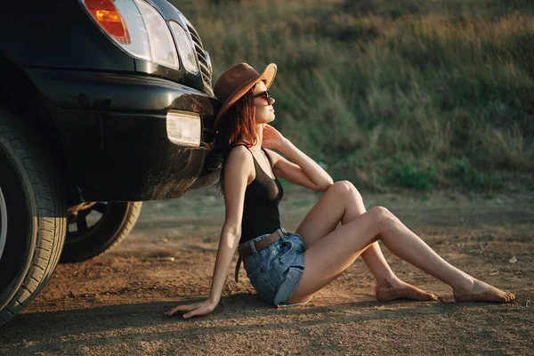 Woman in sunglasses near car travel summer vacation landscape — Stock Photo, Image