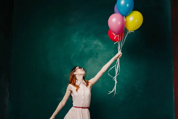 Fröhliche Frau mit bunten Luftballons Urlaubsspaß — Stockfoto