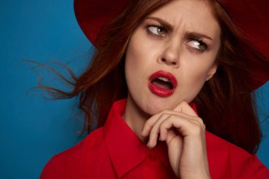 Güzel kadın zarif stil kırmızı gömlek cazibe mavi arkaplan