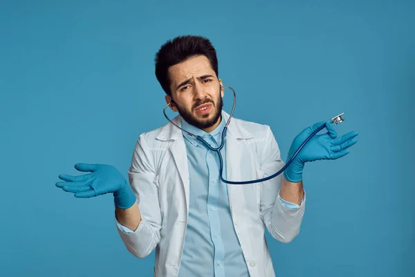 Assistente di laboratorio in grembiule bianco analizza la diagnostica — Foto Stock