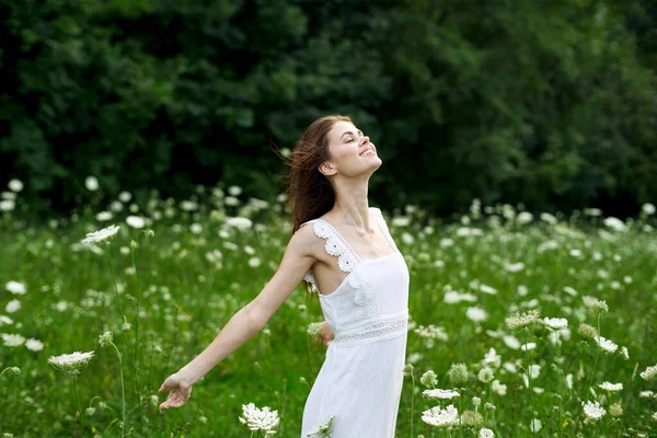 Donna allegra all'aperto fiori libertà estate natura — Foto Stock