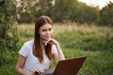 Neşeli kadın dışarıda dizüstü bilgisayar iletişimi internet eğlencesi