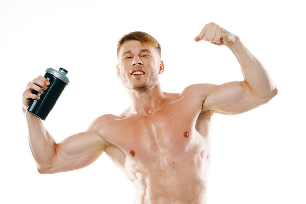 Спортсмен с накачанным мускулистым телом спортивный напиток легкий фон — стоковое фото