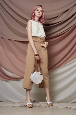 Güzel kadın pembe saç süslemesi yaz tarzı moda.