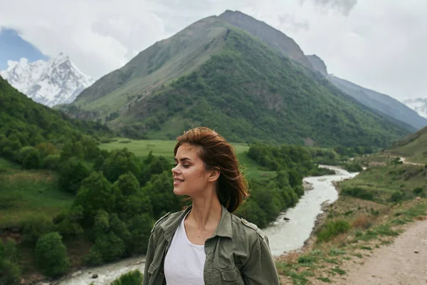 Mulher caminhante montanhas viagens paisagem aventura natureza — Fotografia de Stock