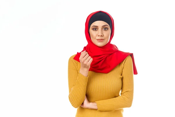 Fröhliche muslimische Frau einkaufen Weihnachtsgeschenke Licht Hintergrund — Stockfoto