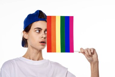 Beyaz tişört giyen kadın lgbt bayrak mucidi topluluğu