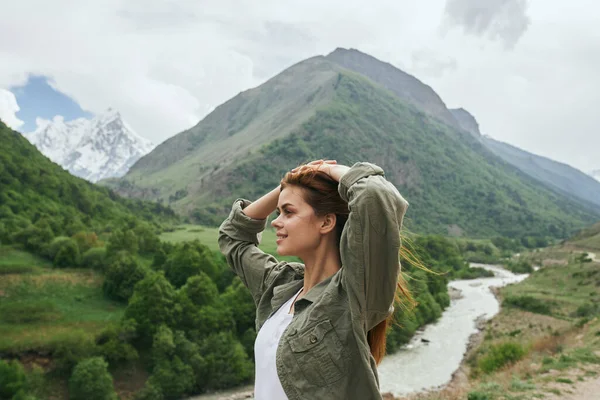 Mulher caminhante natureza montanhas paisagem ar fresco — Fotografia de Stock