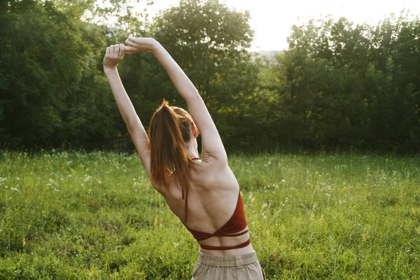 女性屋外レジャー楽しい夏の新鮮な空気 — ストック写真