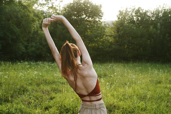 Donna all'aperto tempo libero divertimento estate aria fresca — Foto Stock