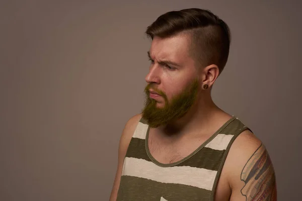 Kollarında dövmeleri olan şık bir adam saç stili özgüven stüdyosu. — Stok fotoğraf