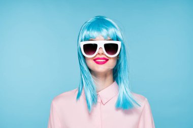 Mor peruklu çekici kadın, mavi arka plan.