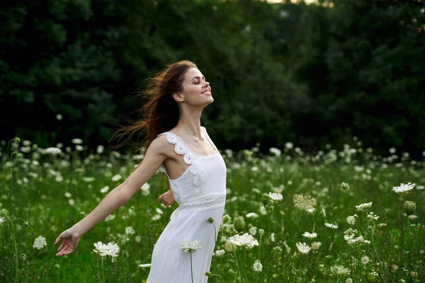 Vacker kvinna i vit klänning fält blommor frihet natur — Stockfoto