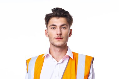 Turuncu yelek giyen mühendis profesyonel poz veriyor.