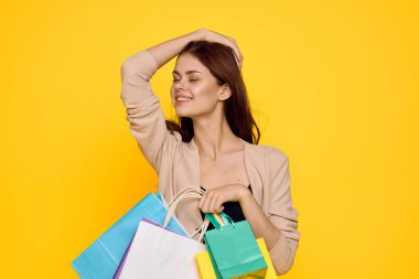 Gülümseyen kadın duygu alışverişi yapıyor. Moda izole edilmiş arka plan.