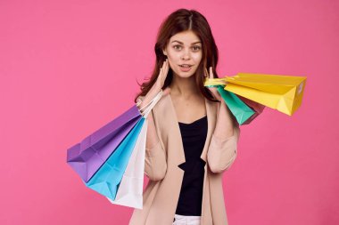 Güzel kadın alışveriş eğlence hayatı pembe arka plan
