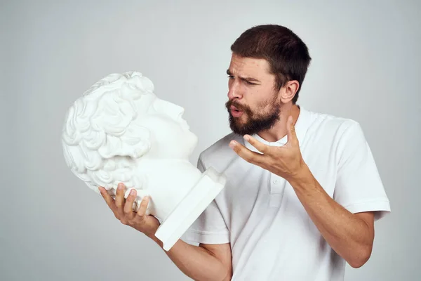 Homem com gesso busto arquitetura paisagem luz fundo — Fotografia de Stock