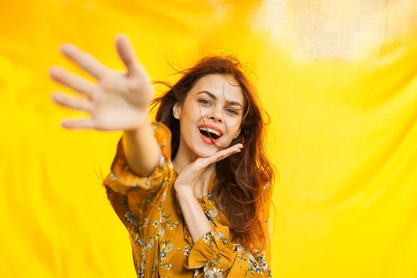 Femme gaie geste avec ses mains fond jaune — Photo