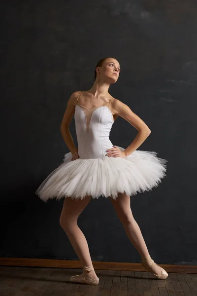 Ballerina dans klassiska prestanda den mörka bakgrunden — Stockfoto
