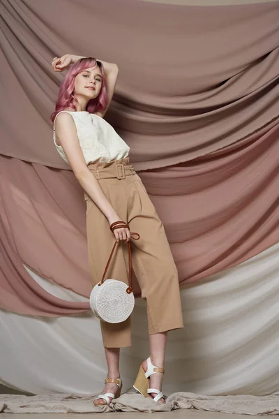 Красивая женщина розовые волосы украшения летний стиль моды — стоковое фото