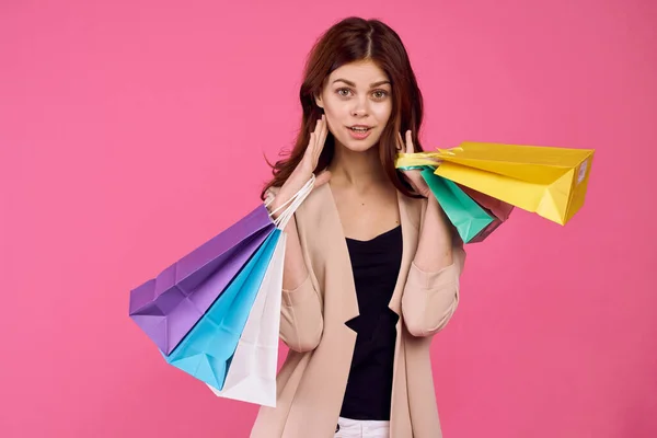 かなり女性のショッピングエンターテイメントライフスタイルピンクの背景 — ストック写真